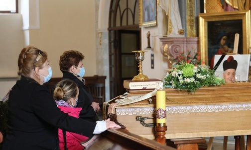 Przez kilka godzin trwały modlitwy i ostatnie pożegnanie zmarłego kapłana...