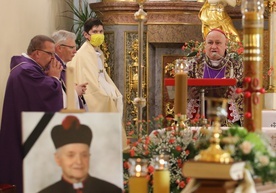 Pogrzebowej liturgii przewodniczył bp Piotr Greger.