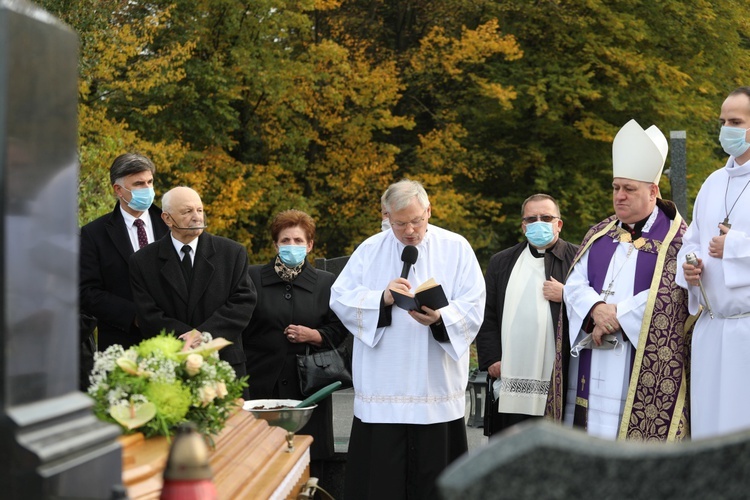 Śp. ks. prał. Alojzy Zuber spoczął w kapłańskim grobowcu na Starym Cmentarzu w Skoczowie.