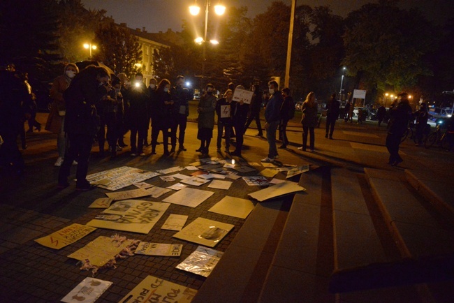 Protest przed radomską katedrą