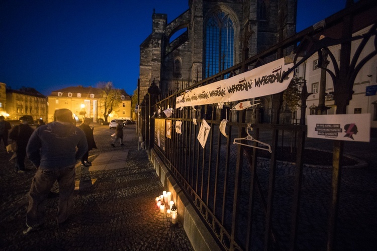 Protesty przeciwników wyroku Trybunału pod świdnickimi świątyniami