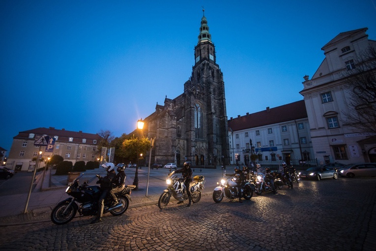 Protesty przeciwników wyroku Trybunału pod świdnickimi świątyniami