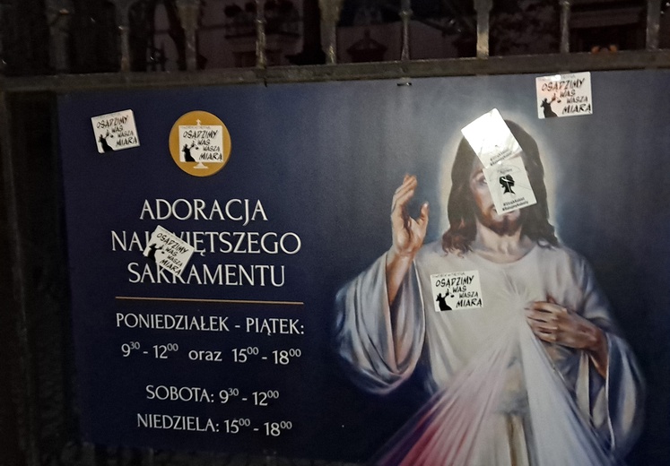 Protesty przeciwników wyroku Trybunału pod świdnickimi świątyniami