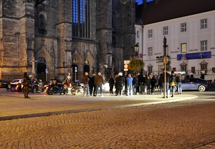 Protesty przeciwników wyroku Trybunału pod świdnickimi świątyniami