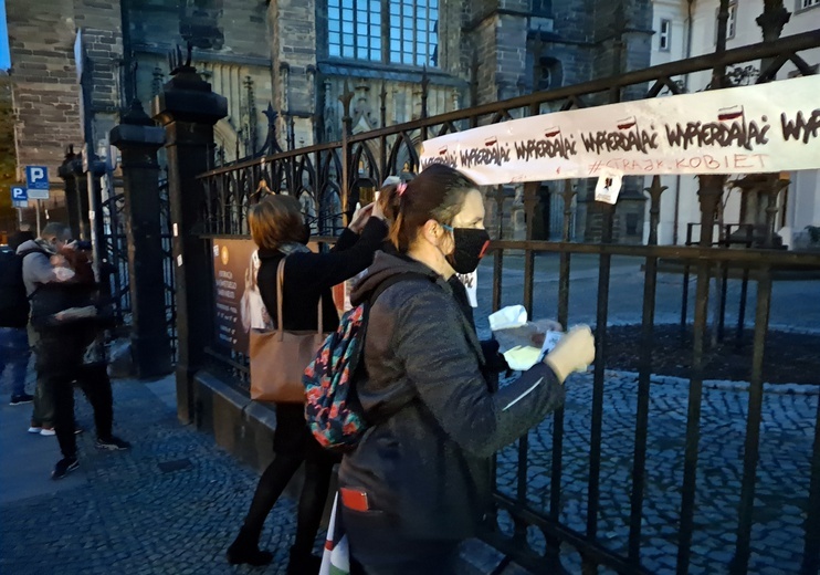 Protesty przeciwników wyroku Trybunału pod świdnickimi świątyniami