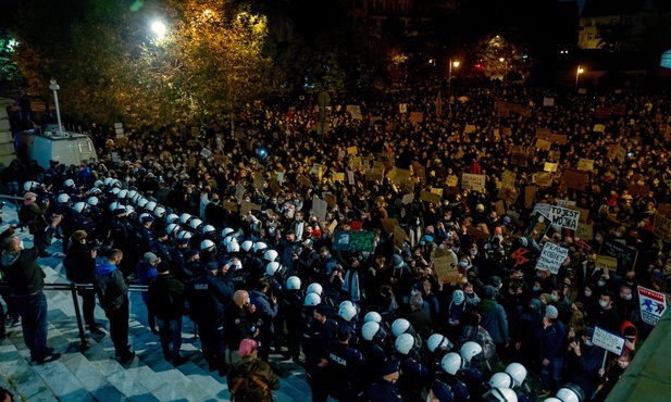 Katowice: Około 4 tys. osób protestowało pod katedrą ws. aborcji, doszło do starć z policją