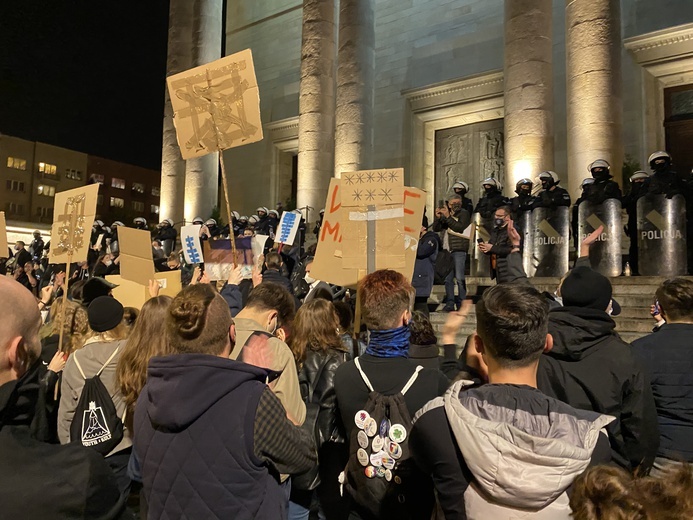 Katowice. Manifestacje przed katedrą