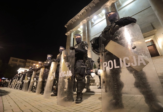 Protest przed katowicką katedrą.