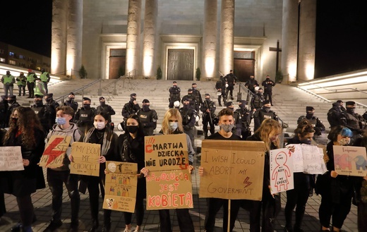 Protest przed katowicką katedrą.