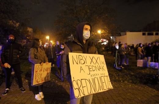 Protest przed katowicką katedrą.