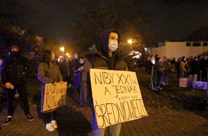 Protest przed katowicką katedrą.