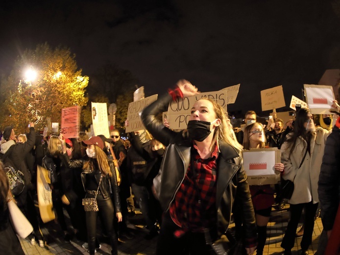 Protest przed katowicką katedrą.