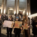 Protest przed katowicką katedrą.