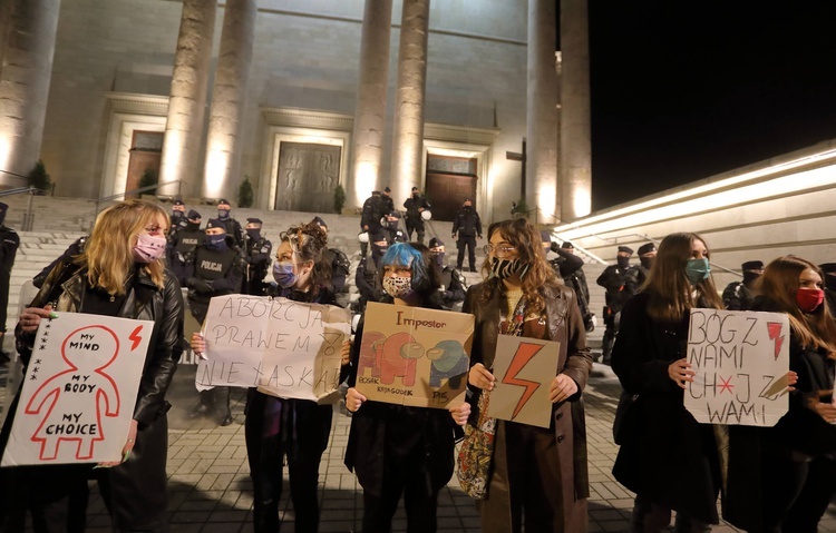 Protest przed katowicką katedrą.