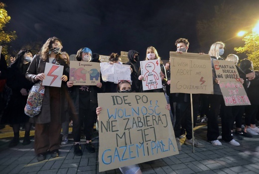 Protest przed katowicką katedrą.