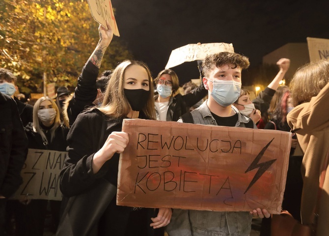 Protest przed katowicką katedrą.