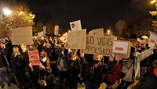 Protest przed katowicką katedrą.