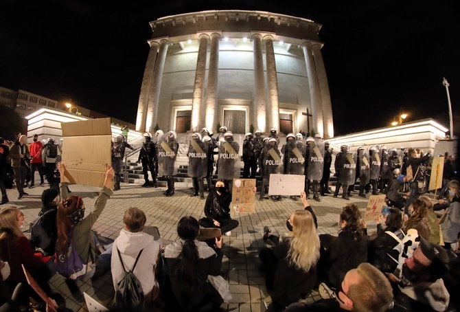 Protest przed katowicką katedrą.