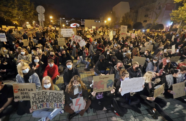Protest przed katowicką katedrą.
