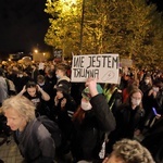 Protest przed katowicką katedrą.