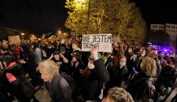 Protest przed katowicką katedrą.