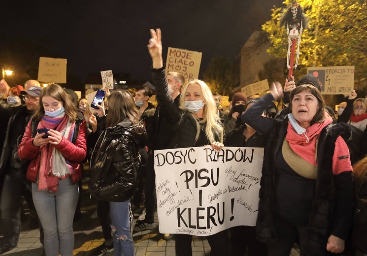 Protest przed katowicką katedrą.