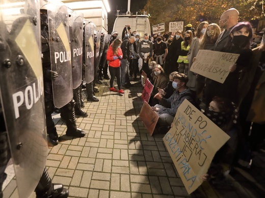 Protest przed katowicką katedrą.