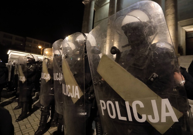 Protest przed katowicką katedrą.