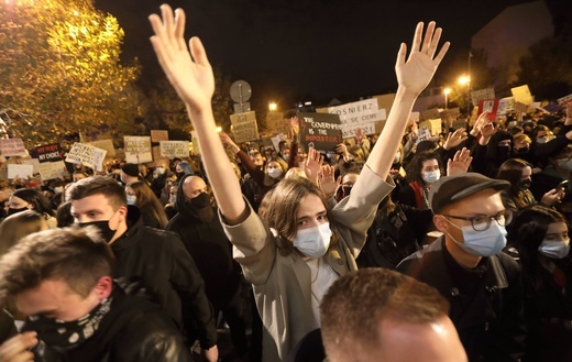 Protest przed katowicką katedrą.
