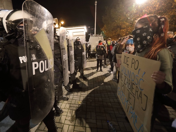 Protest przed katowicką katedrą.