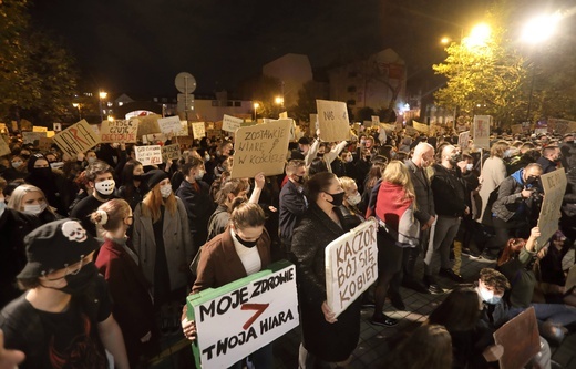 Protest przed katowicką katedrą.