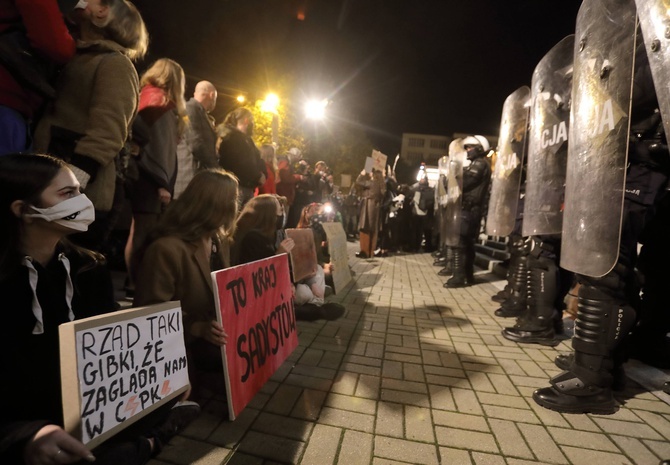 Protest przed katowicką katedrą.