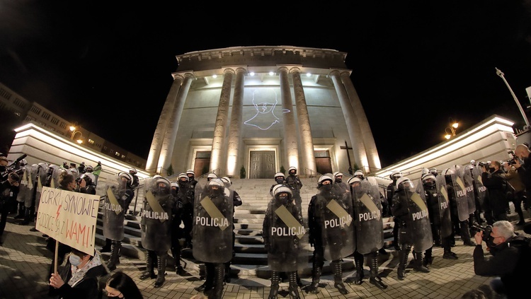 Protest przed katowicką katedrą.