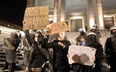 Protest przed katowicką katedrą.