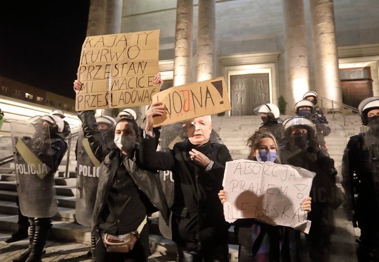 Protest przed katowicką katedrą.