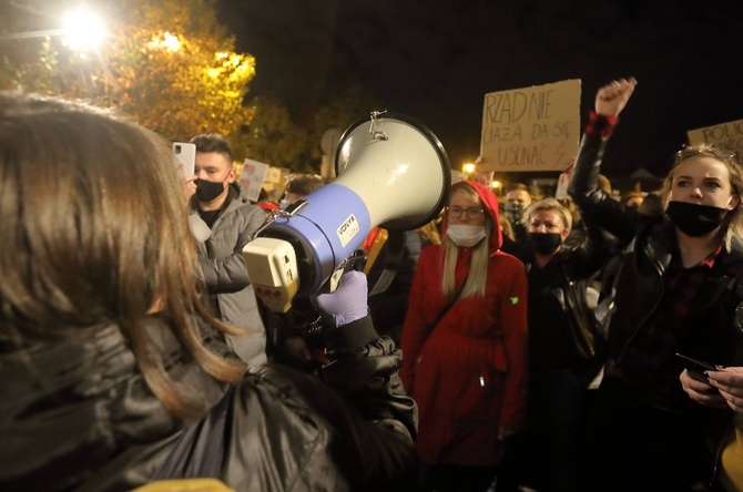 Protest przed katowicką katedrą.