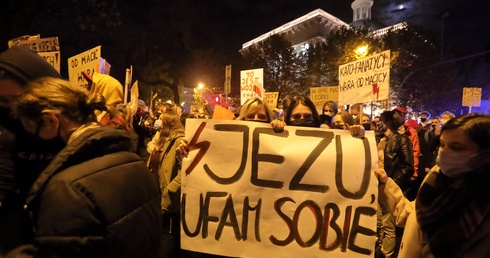 Protest przed katowicką katedrą.