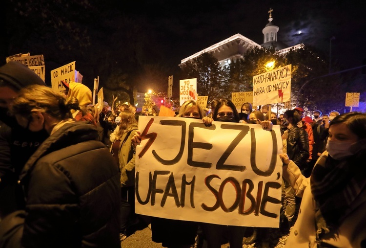 Protest przed katowicką katedrą.