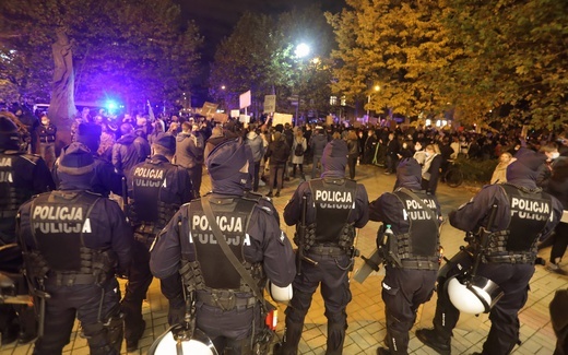 Protest przed katowicką katedrą.