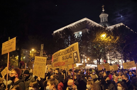 Protest przed katowicką katedrą.