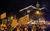 Protest przed katowicką katedrą.