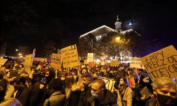 Katowice. Kolejny dzień manifestacji przed katowicką katedrą