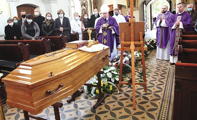 ▲	Uroczystościom pogrzebowym przewodniczył bp Piotr Greger.