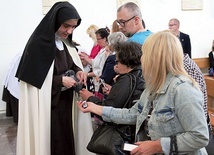 ▲	Siostry zachęcają także do przyjmowania szkaplerza świętego.