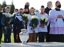 Darem serca były białe róże.
