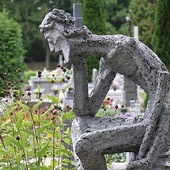 Figura Chrystusa frasobliwego na jednym z nagrobków cmentarza parafialnego w Sulerzyżu k. Ciechanowa.