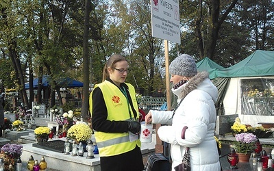 Kwesty prowadzone były m.in. na największych katowickich nekropoliach, w Bogucicach, Murckach czy Panewnikach.