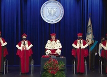 ▼	Uroczystość odbyła się w okrojonym gronie. 