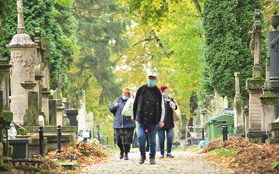 ▲	Wiele osób postanowiło odwiedzić groby swoich bliskich w inny dzień  niż 1 listopada.