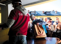 ▲	Osoby starsze i inni potrzebujący w oczekiwaniu na paczki.